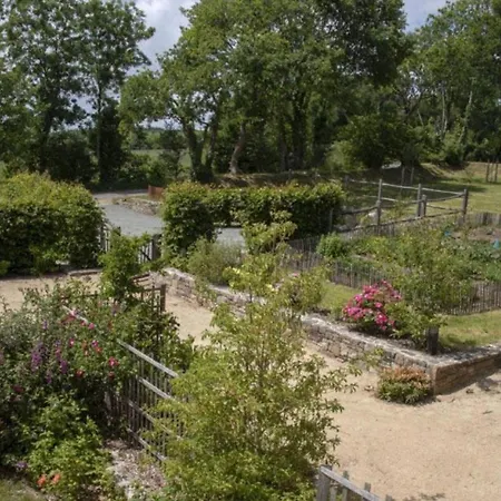 Domaine De Linguinou Piscine Et *